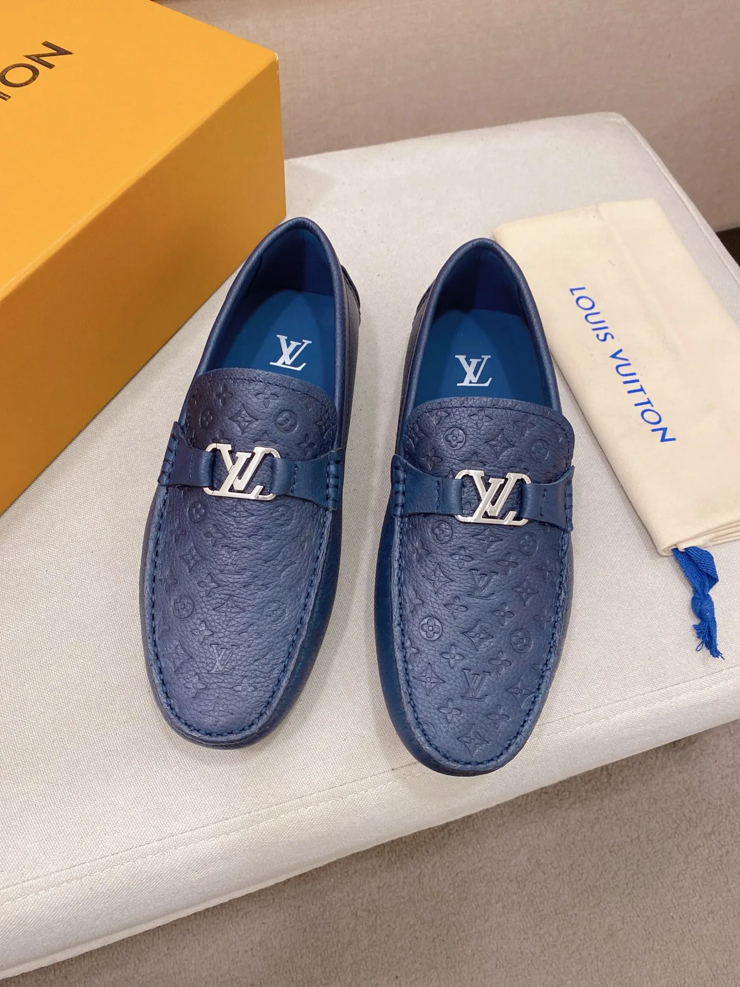 Factory price: 500💰High-end quality! LV 🆕🆕Exclusive hot-selling products in stock🔥🔥New products on the shelves, high-quality Ferragamo men's pea shoes, high-end casual driving shoes, with complete packaging! 💪 💪 Material: imported pebbled first-layer cowhide 🐂 + imported high-quality buffalo leather lining + wear-resistant outsole 👍🏻👍🏻 Features: high-end and comfortable, purely handmade 🚀 🚀 Create the perfect shoe that suits you best 🔥 🔥 Size: (38-44) 45 standard size can be customized!
